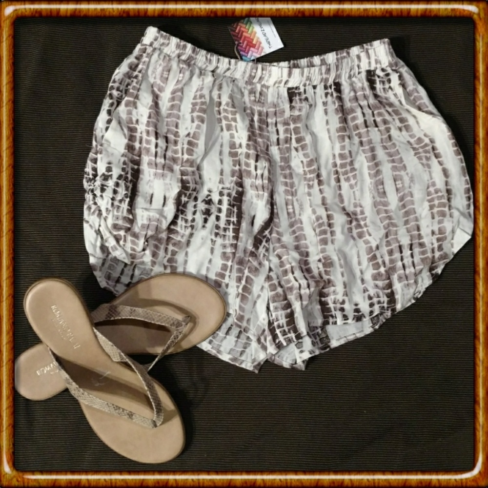 Ivory Pattern Shorts - Picture 4 of 8